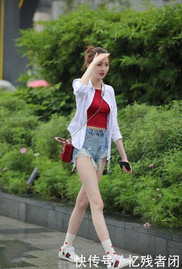 『 美腿』满屏幕的高挑美腿!惹人爱!,街拍:小姐姐白色衬衣搭配牛仔短裤