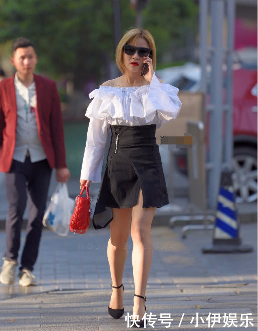 甜美小姐姐黑色包臀裙御姐范儿十足，轻盈一笑，吸引了无数的眼球