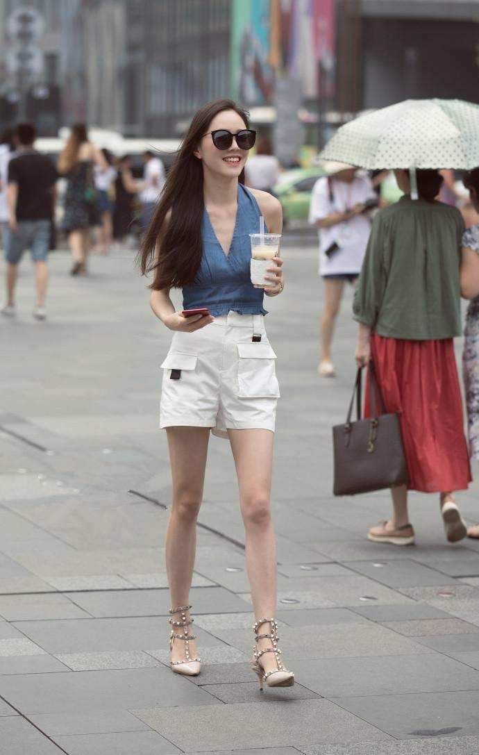 街拍:同样穿的短裤，图六辣妈深绿色上衣配牛仔裤短裤很帅气