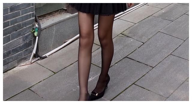 优雅个性的尖头细跟，展现出女性秀气的双脚，很有女人味！