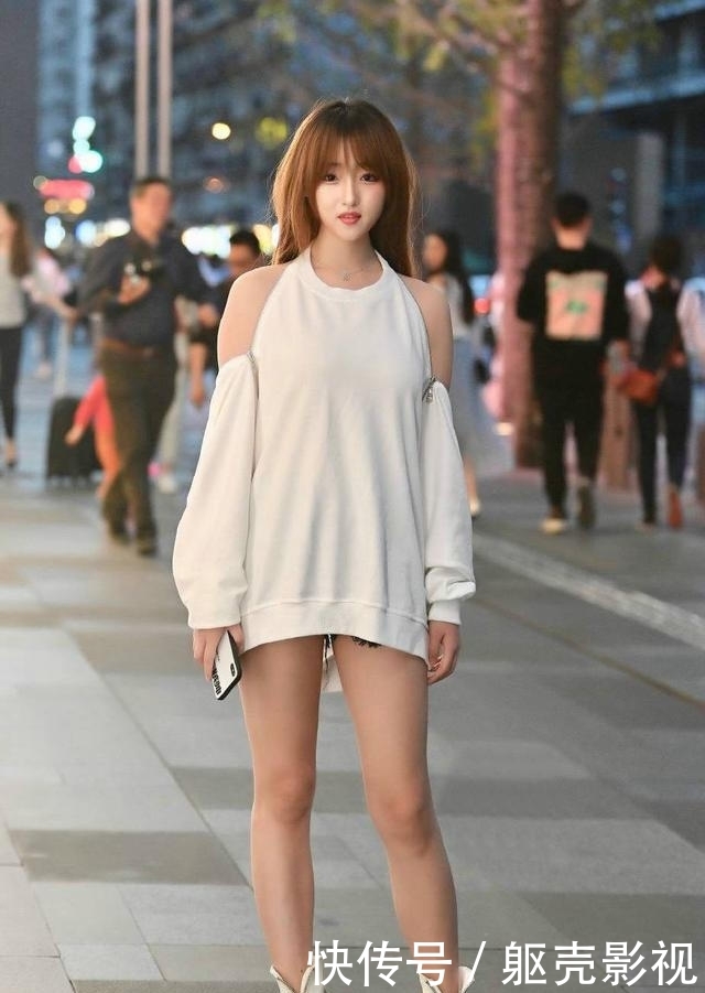 『美感』小姐姐高跟鞋穿搭显得清新又自然,很有视觉美感
