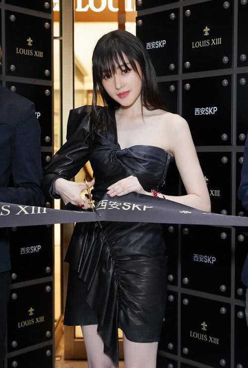 张天爱要闹哪样？身背买菜包袜子只穿一只，比关晓彤还土！