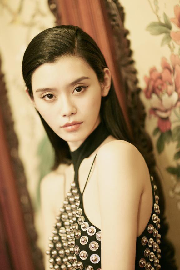 奚梦瑶真够拼的! 穿的裙子根本无法遮住 网友: 难怪空荡荡的!