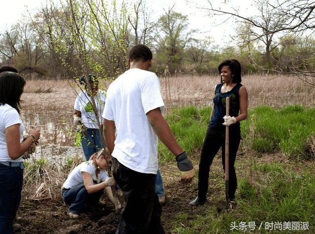 梅拉尼娅穿2万多裙子，10cm高跟鞋卡泥里！可惜白宫再无米歇尔