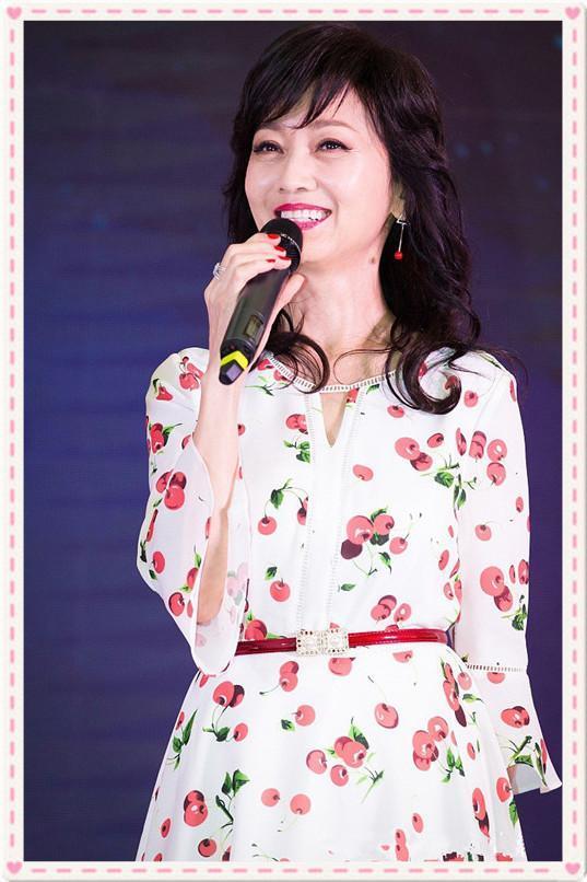63岁赵雅芝美的让人忘了年龄，同穿樱桃裙，竟不输30岁李菲儿