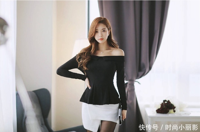 黑色紧身上衣搭配白色短裙，展示好身材，性感美