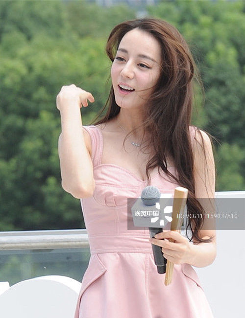 迪丽热巴穿粉色连衣短裙亮相代言活动，长发飘飘笑容甜美大秀美腿