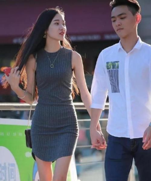 「清爽」街拍:亭亭玉立的美女,一件黑色的露肩连衣裙,时尚清爽魅力十足