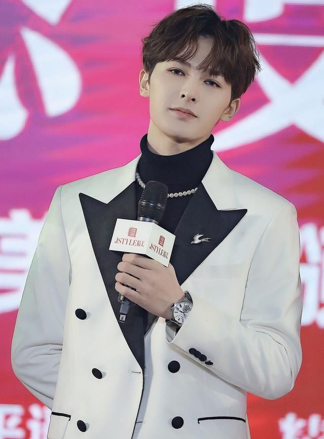 「营造」200112 朱正廷现身JSTYLE精美年度颁奖礼 简约白色穿搭,营造冬雪后的一抹温暖