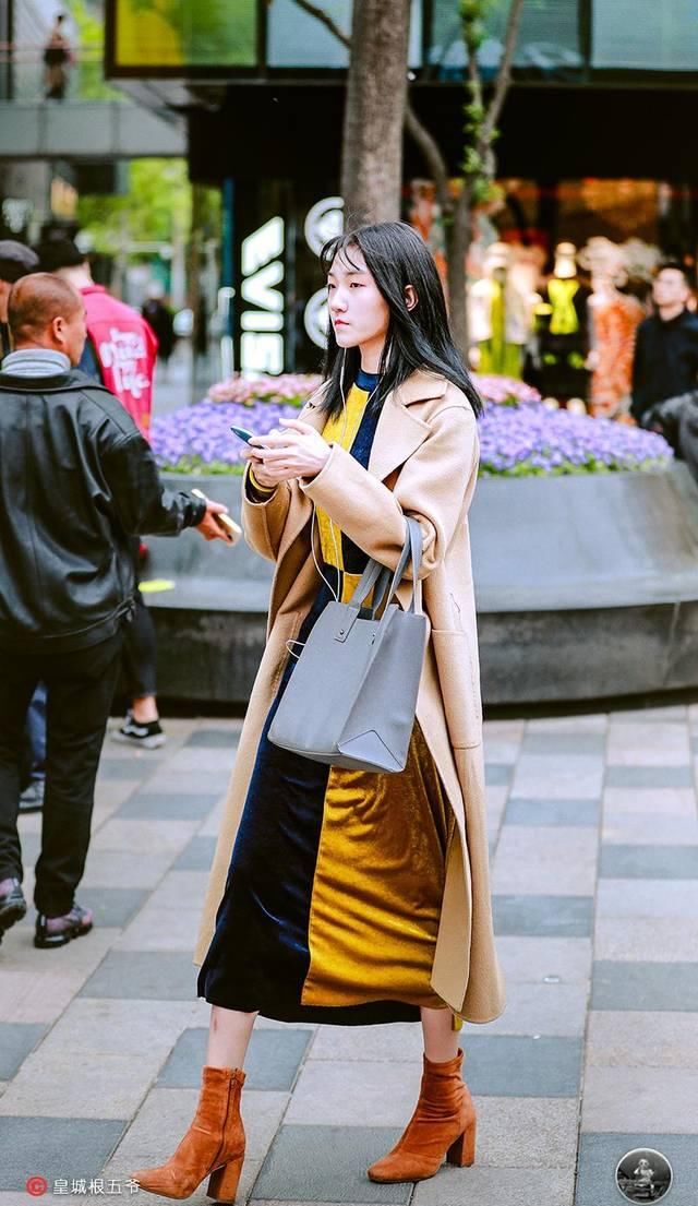  「清纯」街拍：美女清纯甜美的搭配，看似平凡简单的穿搭，却十分招人喜欢