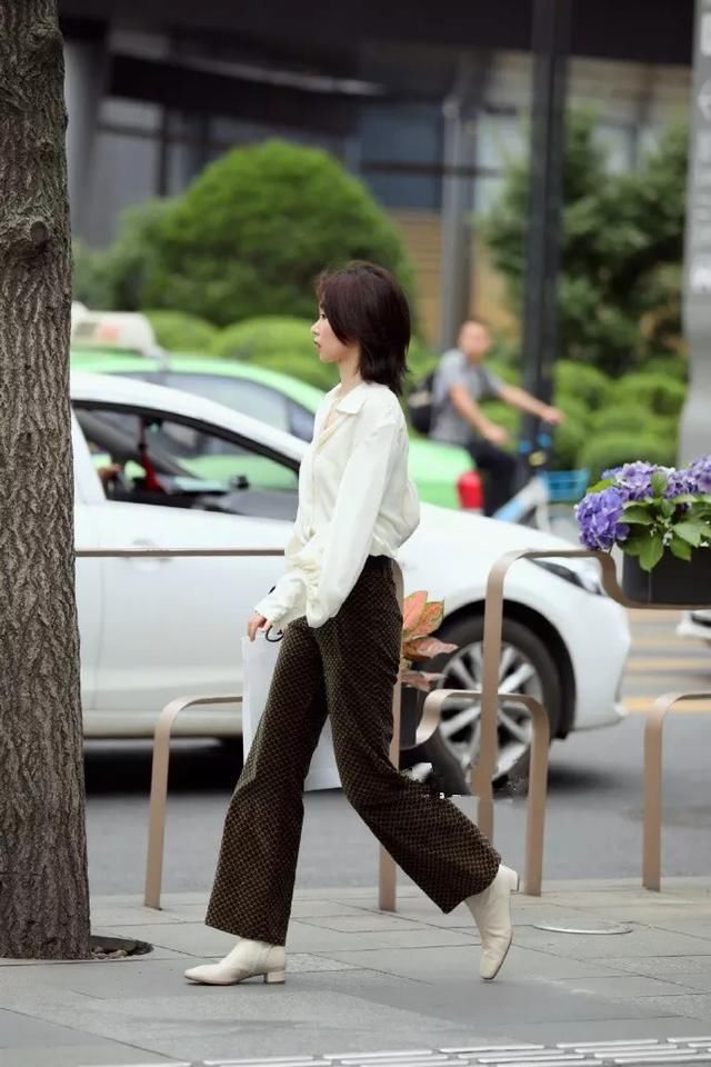  [显得]高跟鞋时尚又百搭，穿起来让你显得更优雅