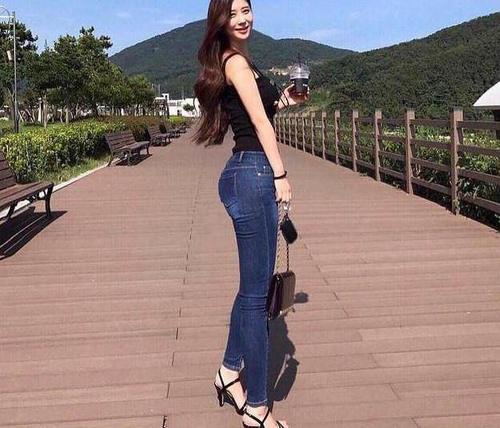 路人街拍，有点古典的小姐姐