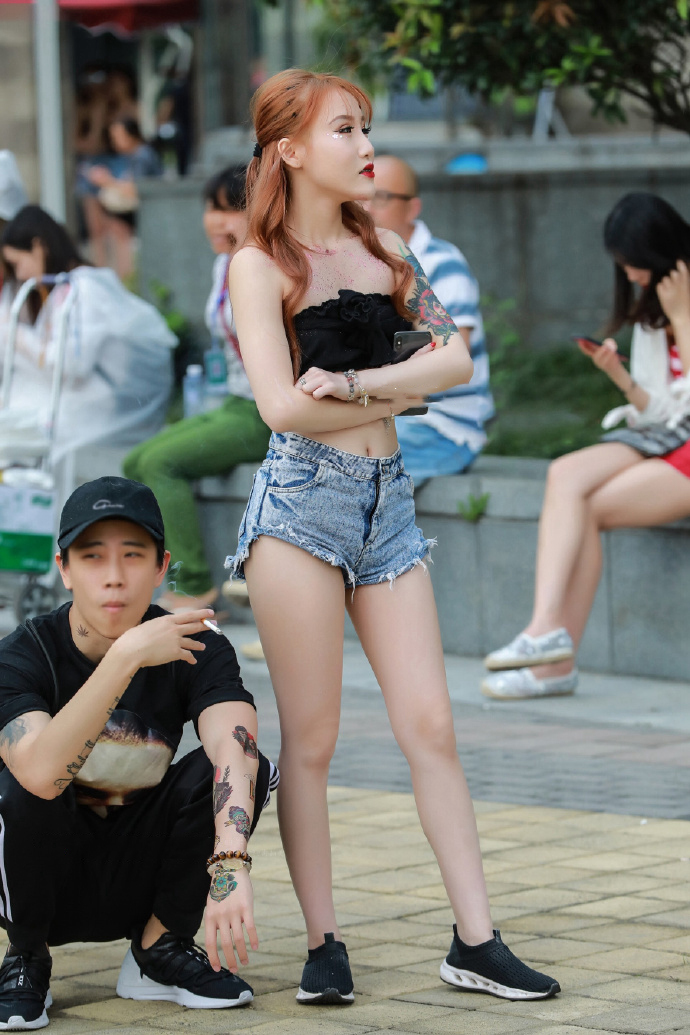 美女穿的抹胸装真是窄，露出五分之四的肌肤，穿搭真是清凉啊！