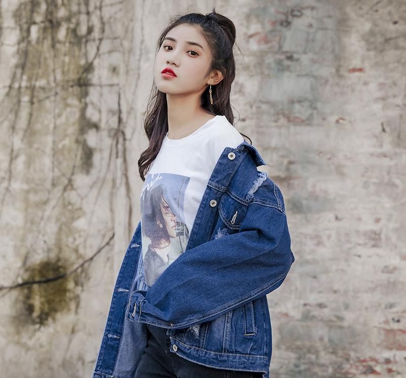  [女人]女人别整天穿连衣裙了，太俗，看我小姨身上穿的牛仔外套，酷帅又时尚