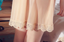 女人裸睡不一定好，看看下图女人穿的睡衣，健康舒适又迷人