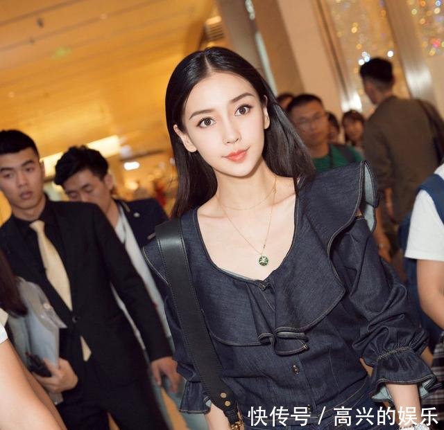 唐嫣和杨颖同穿牛仔套装，一个魅力爆棚，一个颇有女强人的风范！