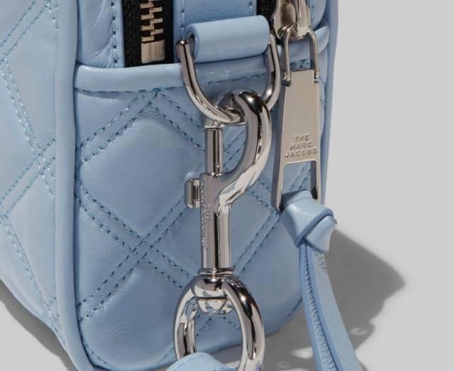  「蓝色」Marc Jacobs 2020年春夏款除开相机包，这种＂蓝＂用在包上也很漂亮