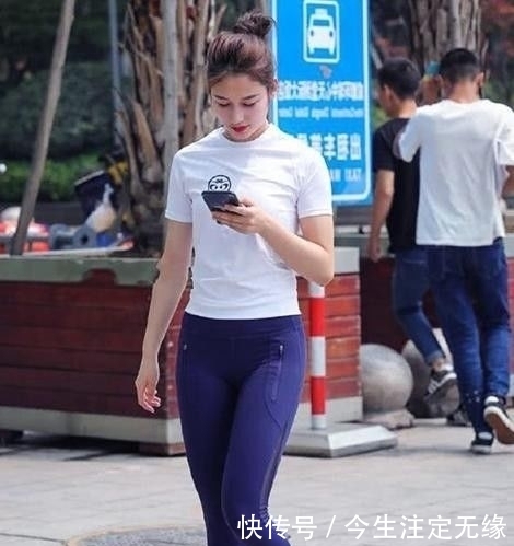 「美女」街拍:夺目饱满的紧身打底裤美女,增加清新感!