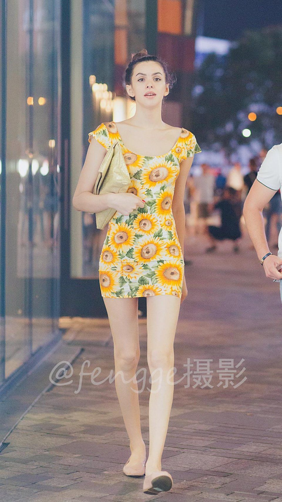 街拍：夜晚，身穿紧身小短裙的大美女来了，正面很美侧面有点凶