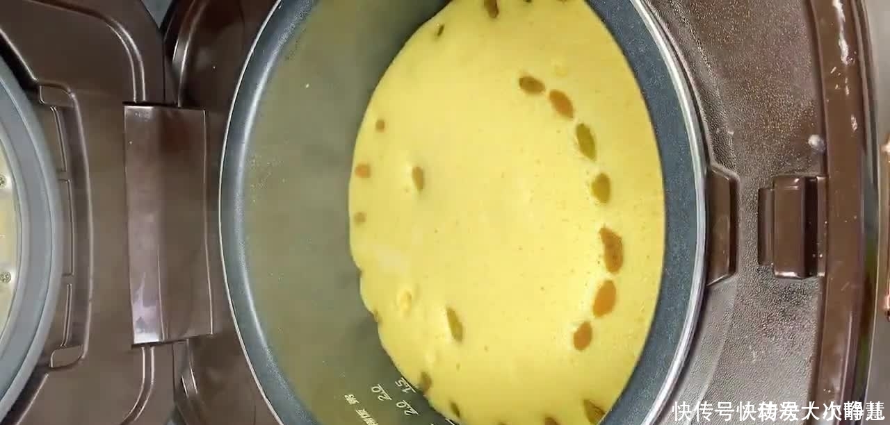  【状态如上图】用电饭煲做蛋糕，只要把握好以下4个环节，保证口感暄软又蓬松