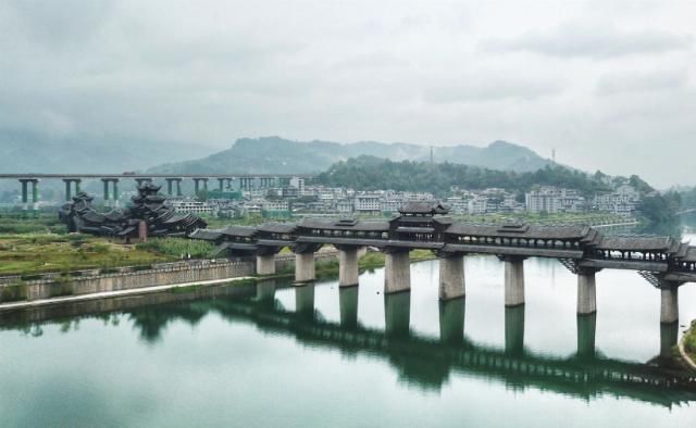 这座古镇位于重庆，是免费4A景区，坐拥亚洲最长的风雨廊桥