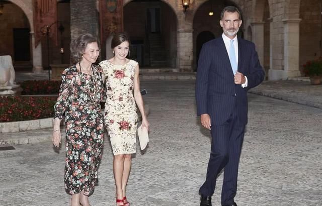 莱蒂齐亚陪婆婆参加晚宴，橙色背心配碎花裙，比凯特王妃更有活力