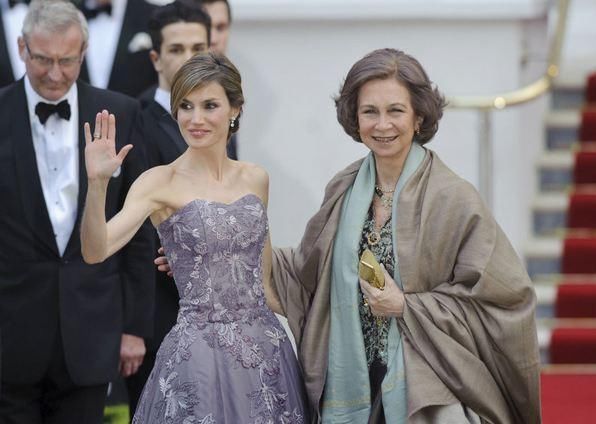 西班牙王后和婆婆和解？全家其乐融融度假，46岁王后比凯特还年轻