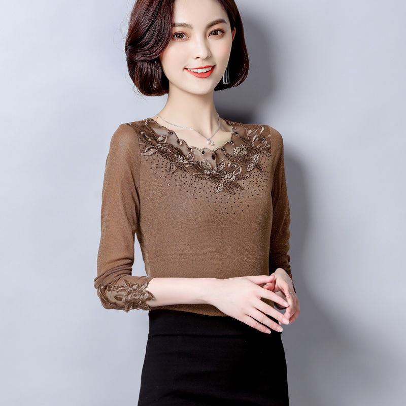 入秋了,别再傻傻穿旗袍,50岁婆婆穿这小衫,显嫩的不像中年人