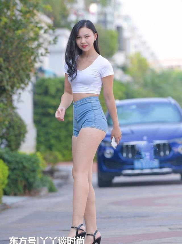  『女性』紧身搭配, 在视角上给人一种震撼力