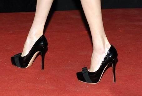 明星们穿高跟鞋为啥不累脚？原来鞋子里大有学问，这样穿真是舒服