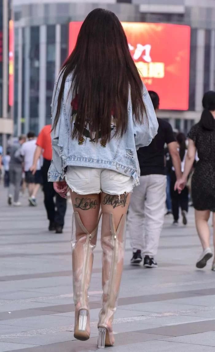 街拍美女: 白色超短热裤配牛仔外套, 小姐姐这靴子穿着脚不难受吗
