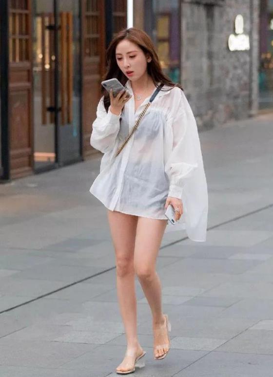 小姐姐|街拍:清新靓丽的小姐姐,白衬衫搭配牛仔裤,看起来很显腿长