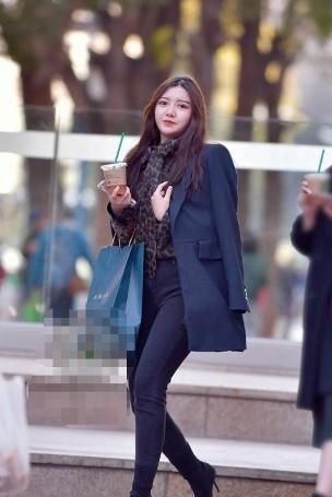  『美女』路人街拍，美女背着LV经典款式包包，真是有钱又有魅力的女生