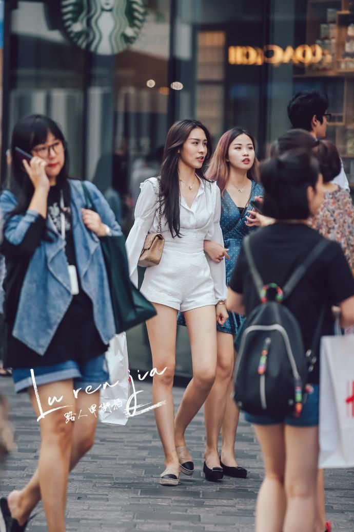 街怕:紧身搭配是美女们的杀手锏，勾勒的美腿翘臀，很抢风头