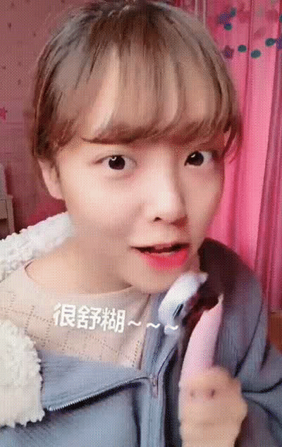 「女生」女生经常化妆,皮肤容易积累美妆残留,简单清洁方式略显不足