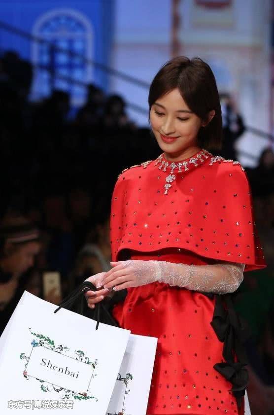 张俪真会玩,走秀还要用白色蕾丝配红鞋,搭配起来却意外地好看!