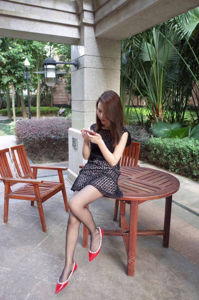 户外小姐姐一身褛空短裙，黑色丝袜下的纹身你喜欢看吗?