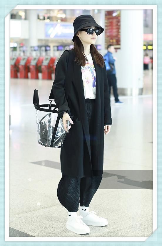 佘诗曼43岁，梅婷也43岁，二人穿一身黑，身材差距竟如此尴尬?