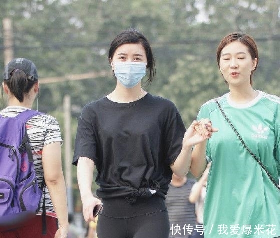  「实不相瞒」实不相瞒，左边穿半透裤子的姐姐更好看