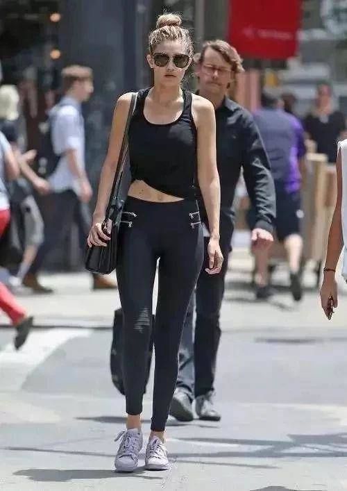 杨幂最近啥都敢穿！上衣高腰下衣超短裙，硬是比国外妹子高出一截