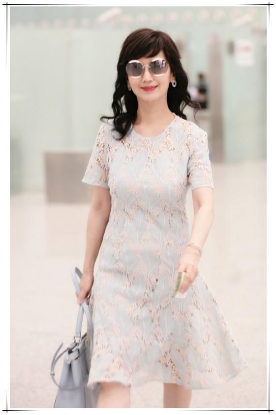 赵雅芝身材太恨人！63岁挑战透视裙仙气飘飘，网友：人老心不老