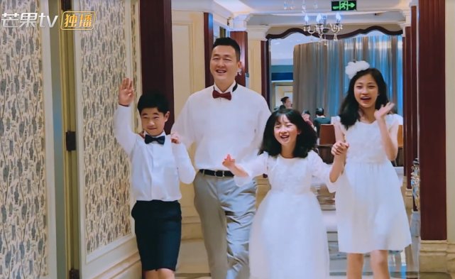 《变形计》农村女儿告别城市，看富豪妈为她做的惊喜，好舍不得走