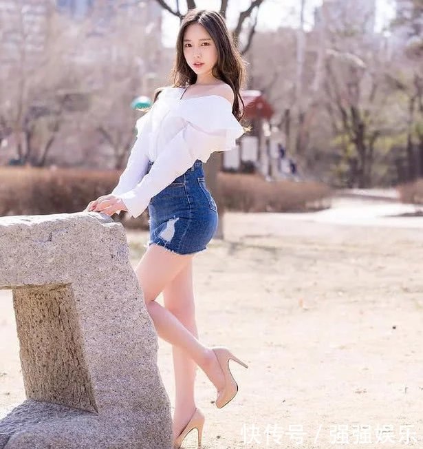 小姐姐白色的上衣搭配包臀裙，美的让你移不开双眼，给人一种清纯