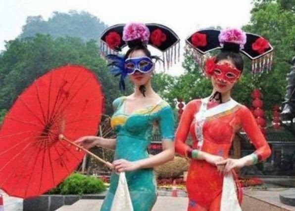 女模特身上画旗袍，自称没人发现，一路人却说：这个地方太明显了