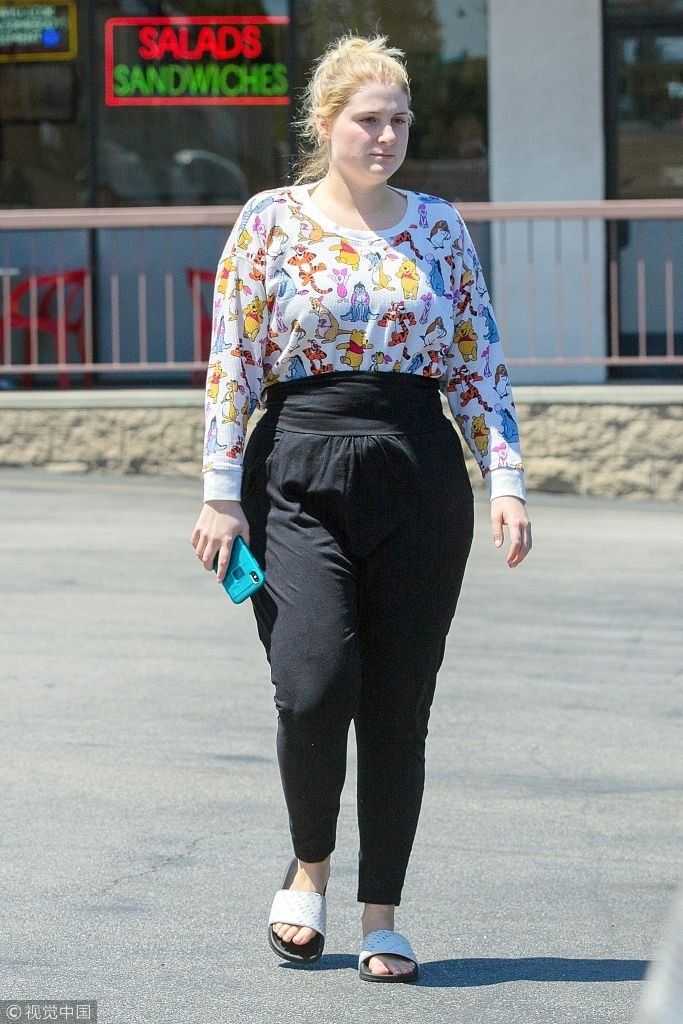 女星梅根与未婚夫现身一路未牵手感情凉凉？身材发福穿着土气似街