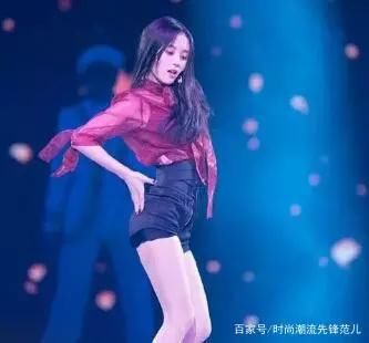 鞠婧祎厉害!把短裤提那么高都露出打底裤了,网友:为显腿长呗!