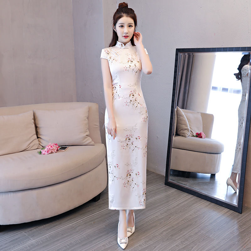 高贵典雅的旗袍，配高跟鞋真是太会撩人了，美出新高度