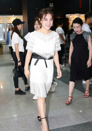 刘璇裙装遭吐槽 镂空连衣裙配黑色系带 腿短的十分明显!