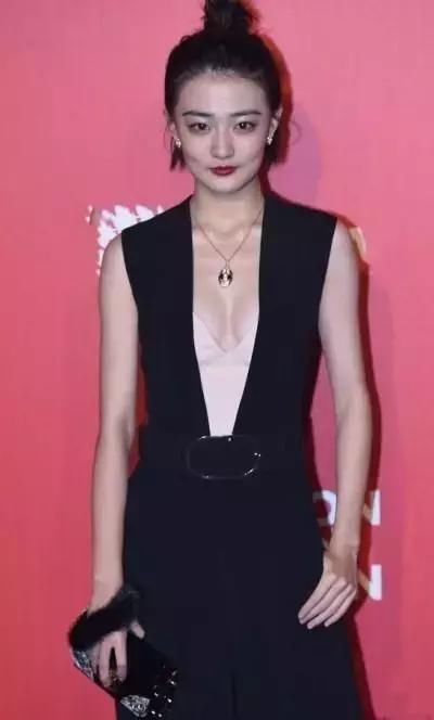 别看徐璐只有23岁，穿衣尺度丝毫不输范冰冰，网友：有料就是自信