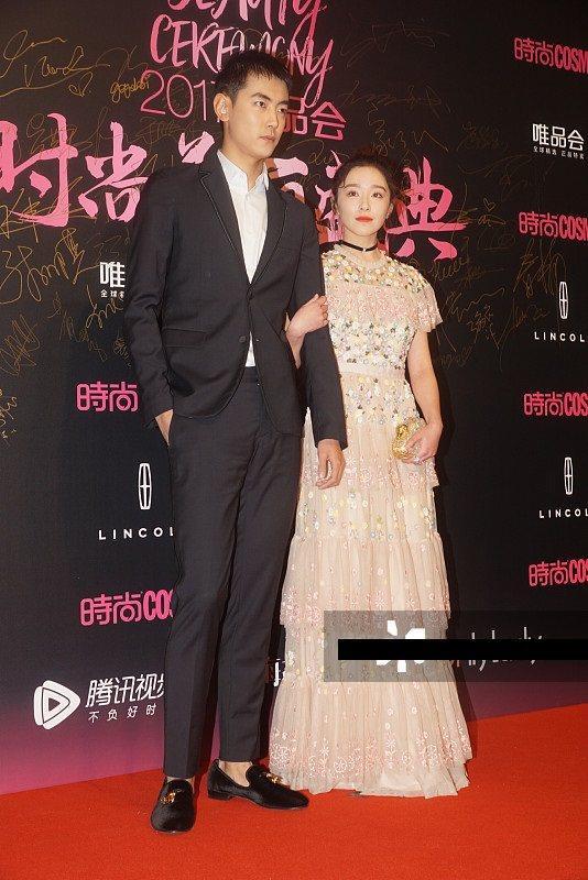 阚清子一袭黑色V领长裙撞衫马苏，相差7岁差距太大网友：没法比